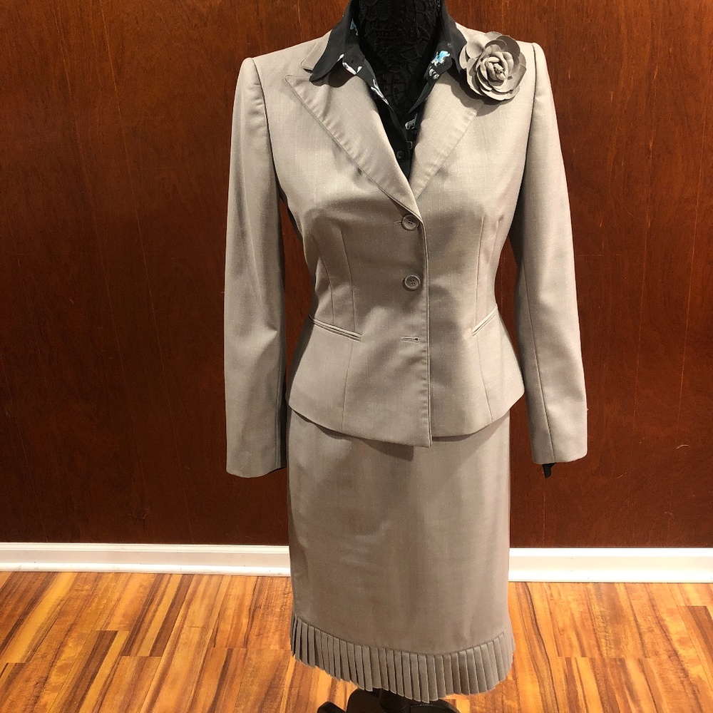 Grey 2-Piece Suit, Flower Boutonniere Skirt Pleats